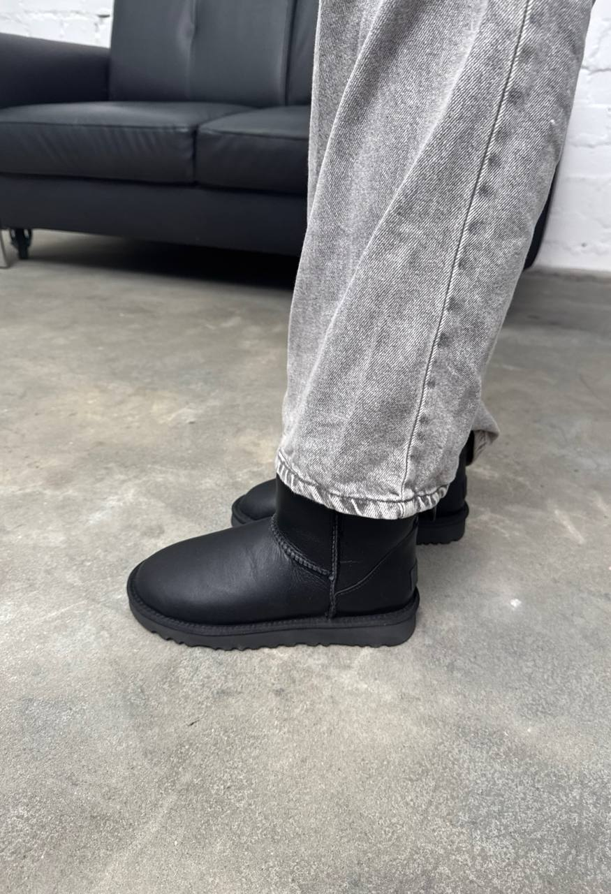 UGG Classic Mini Black v2